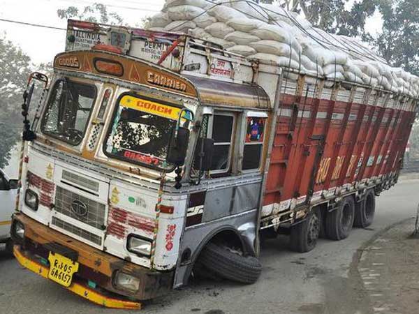 మారుతి స్విఫ్ట్ మీద పడిపోయిన ఓవర్‌లోడ్ లారీ