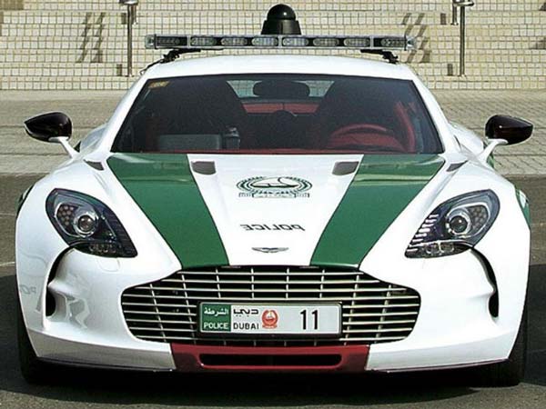 ఆస్టన్ మార్టిన్ కారును ఏ దేశ పోలీసులు వాడతారు?
