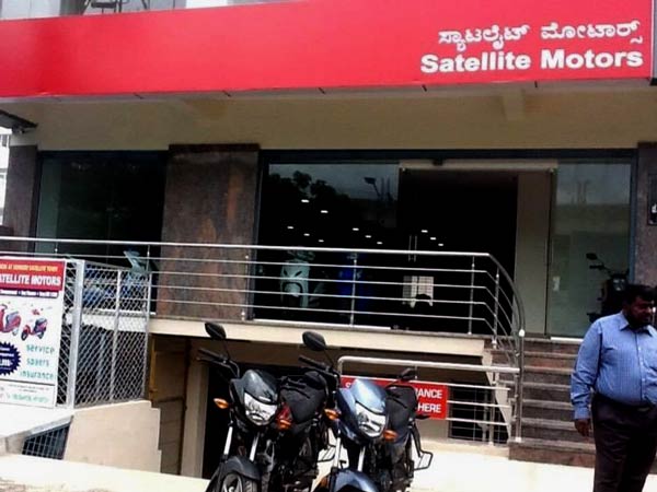 టూ వీలర్ షోరూమ్‌లో డీలర్ మీద తుపాకీ ఎక్కుపెట్టిన కస్టమర్