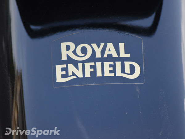 కాలిబూడిదైపోయిన నిలిపి ఉంచిన రాయల్ ఎన్ఫీల్డ్ బైకు