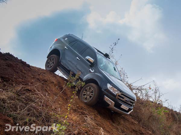 ఎండీవర్‌లో రెండు వేరియంట్లకు స్వస్తి పలికిన ఫోర్డ్