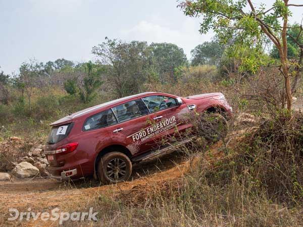 ఎండీవర్‌లో రెండు వేరియంట్లకు స్వస్తి పలికిన ఫోర్డ్