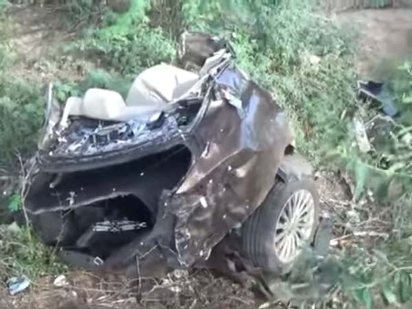 రెండుగా విడిపోయిన మారుతి సియాజ్ కారు