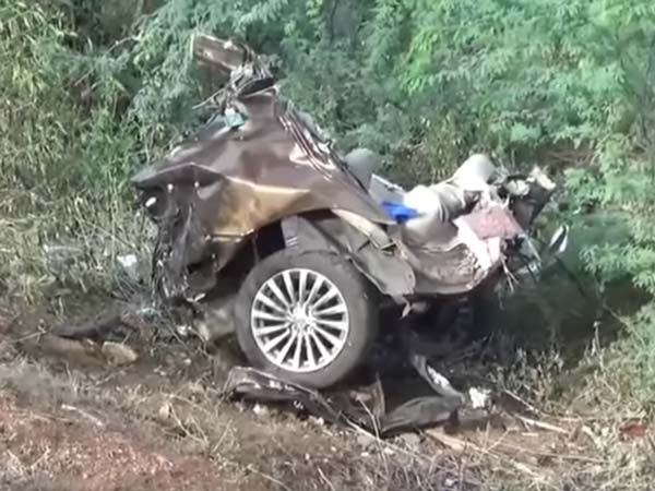 రెండుగా విడిపోయిన మారుతి సియాజ్ కారు