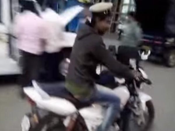 మద్యం మత్తులో ట్రాఫిక్ పోలీసులకు చుక్కలు చూపించాడు