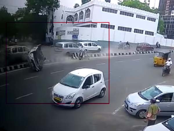 హైదరాబాద్‌లో మూడు పల్టీలు కొట్టిన కారు