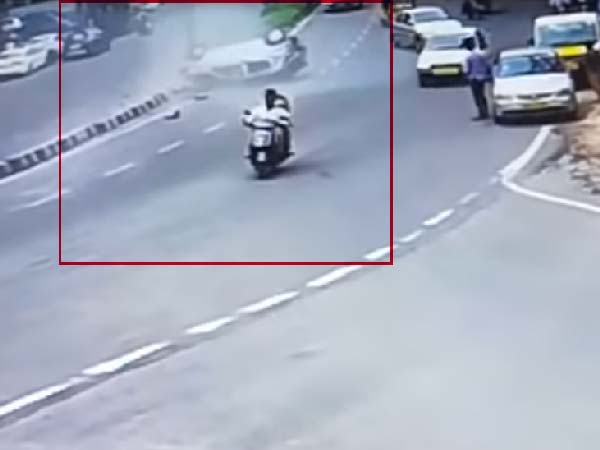 హైదరాబాద్‌లో మూడు పల్టీలు కొట్టిన కారు