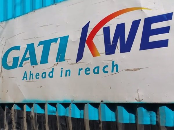 రాయల్ ఎన్ఫీల్డ్ బైకులను పార్శిల్ ఓనర్లకు ఊహించని షాక్