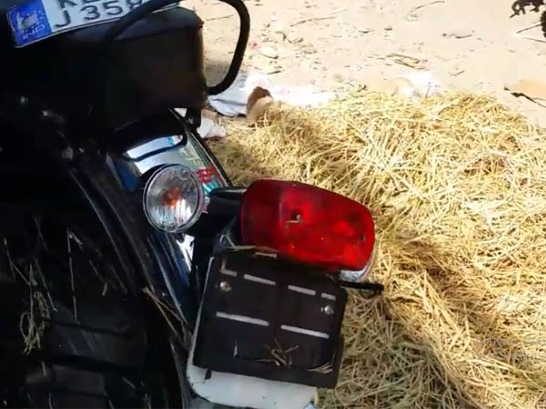 రాయల్ ఎన్ఫీల్డ్ బైకులను పార్శిల్ ఓనర్లకు ఊహించని షాక్