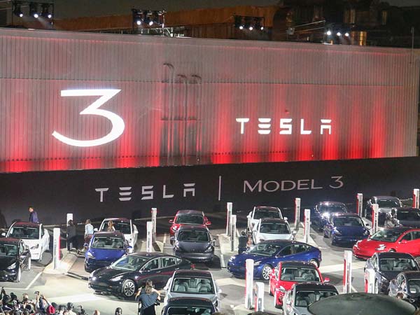 టెస్లా మోడల్ 3 విడుదల