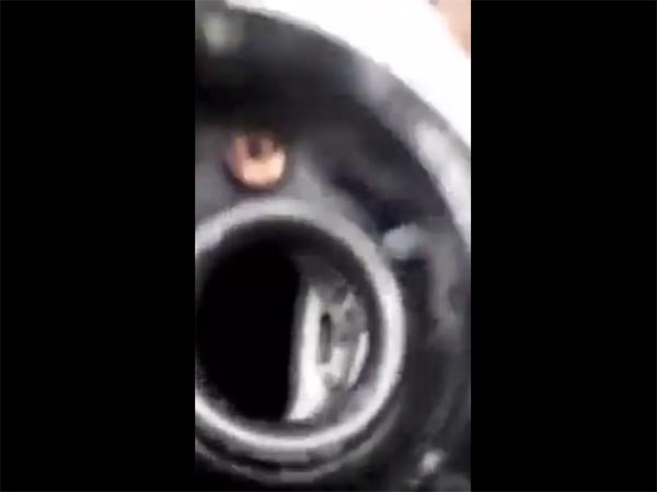 బైక్ ఫ్యూయల్ ట్యాంకులో ఉప్పు పోసిన పోలీస్