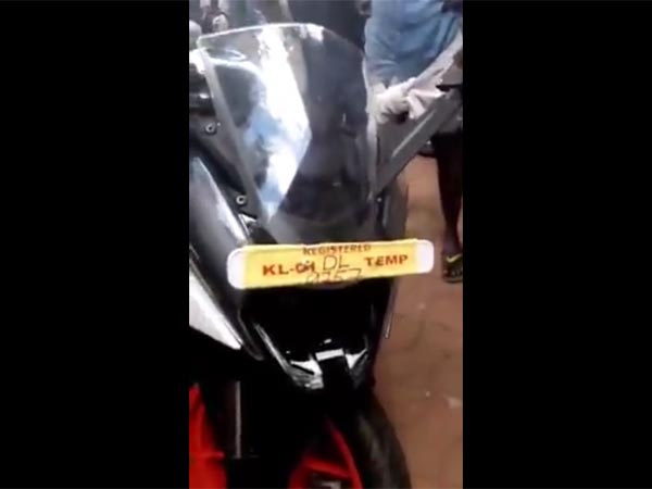 బైక్ ఫ్యూయల్ ట్యాంకులో ఉప్పు పోసిన పోలీస్