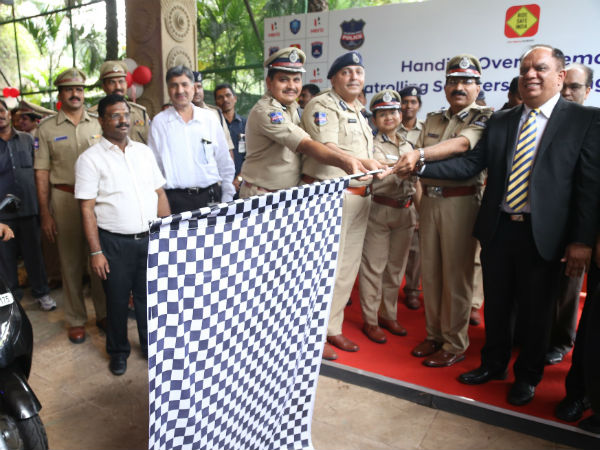 తెలంగాణ మహిళా పోలీసులకు స్కూటర్లను బహుకరించిన హీరో