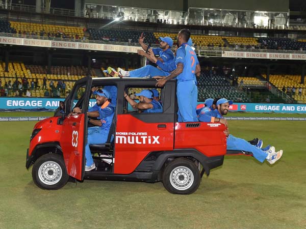 పోలారిస్ మల్టిక్స్ డ్రైవ్ చేసిన ధోని