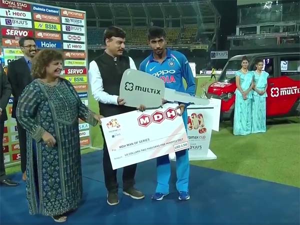 పోలారిస్ మల్టిక్స్ డ్రైవ్ చేసిన ధోని