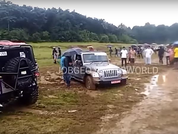 బురద మట్టిలో ఇరుక్కుపోయిన వ్రాంగ్లర్‌ను మహీంద్రా థార్ గట్టెక్కించింది