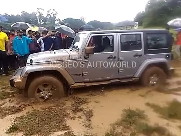 బురద మట్టిలో ఇరుక్కుపోయిన వ్రాంగ్లర్‌ను మహీంద్రా థార్ గట్టెక్కించింది