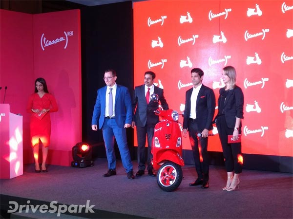 పియాజియో వెస్పా రెడ్ స్కూటర్