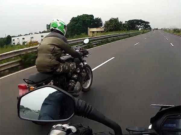 రాయల్ ఎన్ఫీల్డ్ Vs బజాజ్ డామినర్