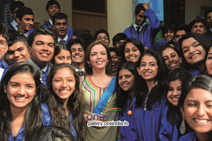 ముఖేష్ అంబానీ డ్రైవర్ నెలసరి వేతనం