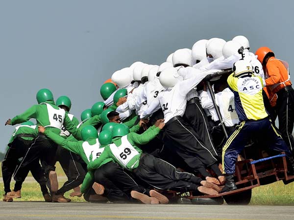 ఒక్క బైకు మీద 58 మందితో ప్రపంచ రికార్డు సృష్టించిన ఇండియన్ ఆర్మీ