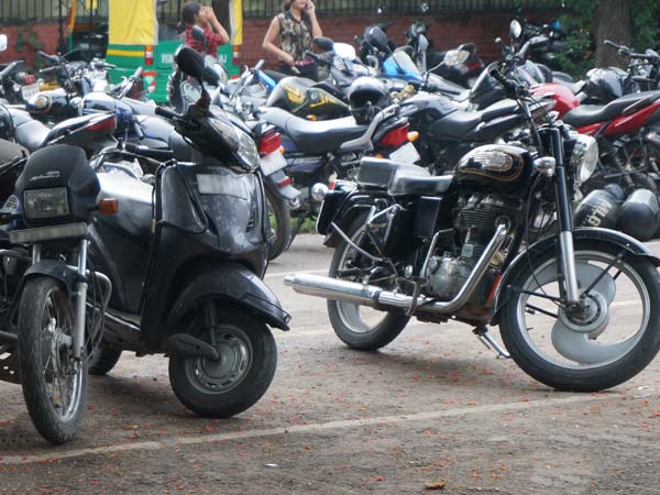 రాంగ్ పార్కింగ్ చేసిన కార్లు