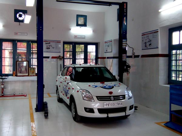 మారుతి డీలరుకు జరిమానా