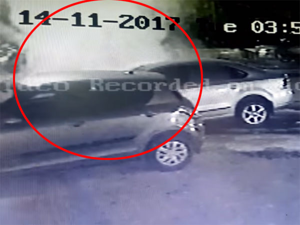 కారుకు నిప్పంటించిన దుండగులు