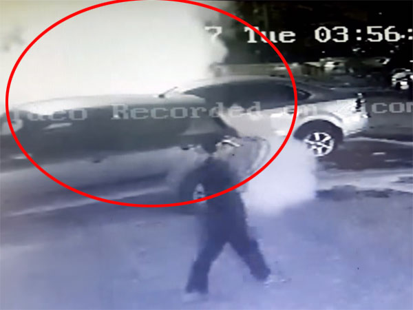 కారుకు నిప్పంటించిన దుండగులు