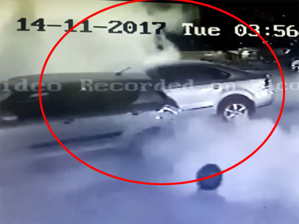 కారుకు నిప్పంటించిన దుండగులు