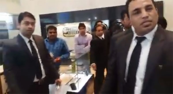 కస్టమర్ మీద దాడికి పాల్పడిన షోరూమ్ సిబ్బంది