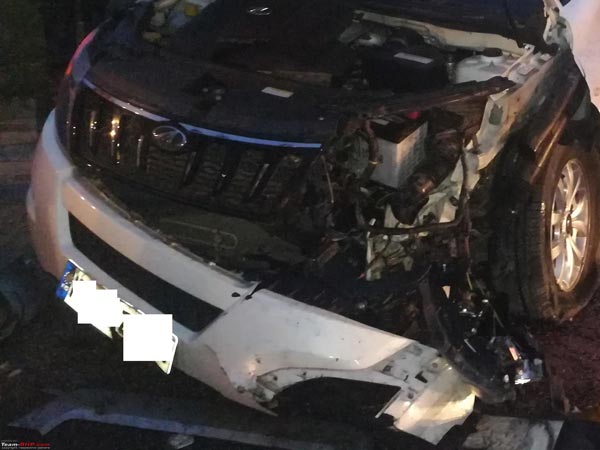 హైవే మీద ట్రాక్టరును ఢీకొన్న మహీంద్రా