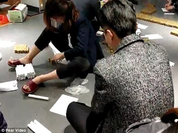 చిల్లరతో బిఎమ్‌డబ్ల్యూ కారును కొనుగోలు చేసిన వ్యక్తి 