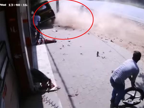 మితిమీరిన వేగంతో బీభత్సం సృష్టించిన కారు