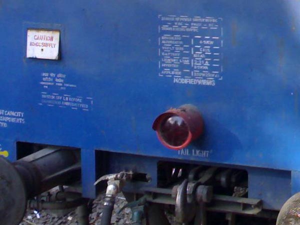 రైలు పెట్టెకు చివర్లో X మార్క్ ఎందుకుంటుందో తెలుసా