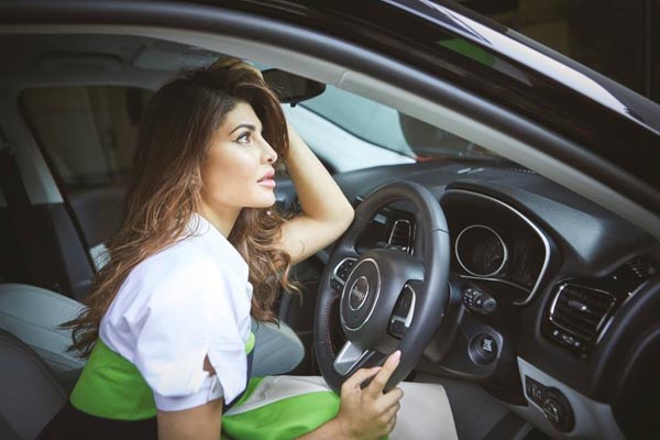 జాక్వెలిన్ ఫెర్నాండెజ్ ఖాతాలో జీప్ కంపాస్