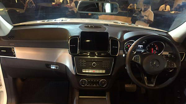 సింగర్ నేహా కక్కర్ ఖాతాలో ఖరీదైన మెర్సిడెస్