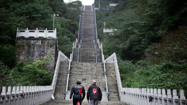 నిటారు మెట్లు ఎక్కిన రేంజ్ రోవర్ స్పోర్ట్ ఎస్‌యూవీ