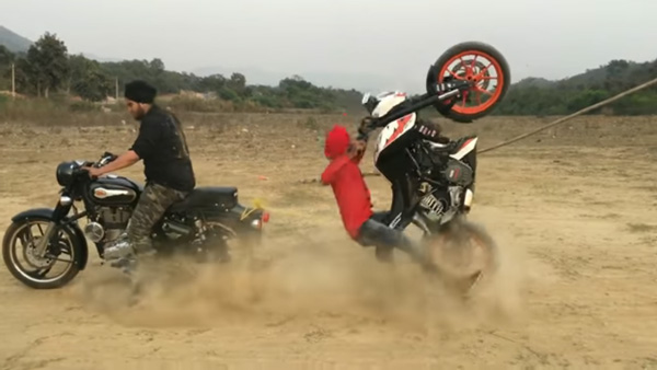 బుల్లెట్ 500, డ్యూక్ 200 మద్య టగ్ ఆఫ్ వార్