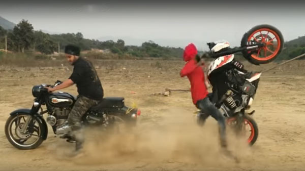 బుల్లెట్ 500, డ్యూక్ 200 మద్య టగ్ ఆఫ్ వార్