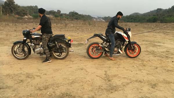 బుల్లెట్ 500, డ్యూక్ 200 మద్య టగ్ ఆఫ్ వార్