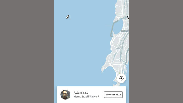 కస్టమర్ కోసం అరేబియా సముద్రంలో వేచి ఉన్న ఉబర్ ట్యాక్సీ