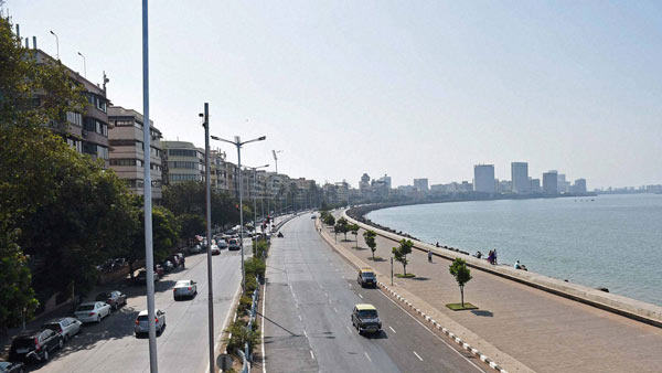 కస్టమర్ కోసం అరేబియా సముద్రంలో వేచి ఉన్న ఉబర్ ట్యాక్సీ