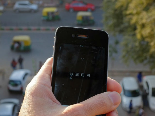 కస్టమర్ కోసం అరేబియా సముద్రంలో వేచి ఉన్న ఉబర్ ట్యాక్సీ