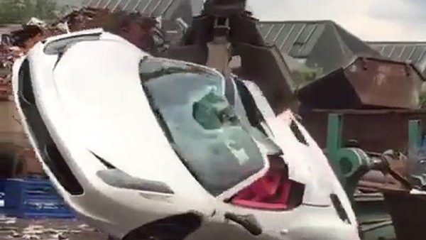 రాంగ్ పార్కింగ్ చేశాడని ఖరీదైన కారును నుజ్జు నుజ్జు చేసిన పోలీసులు