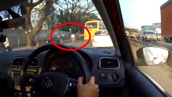 రైడర్ మీదకు చెప్పు విసిరిన ట్రాఫిక్ పోలీస్