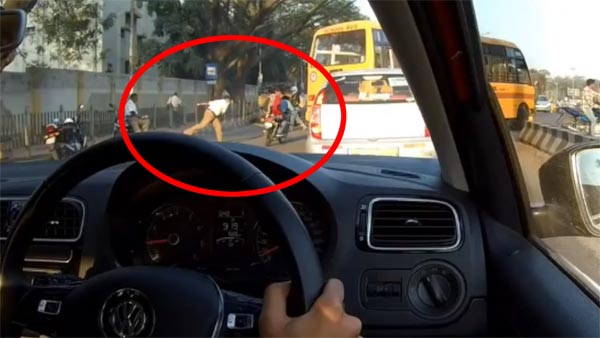 రైడర్ మీదకు చెప్పు విసిరిన ట్రాఫిక్ పోలీస్