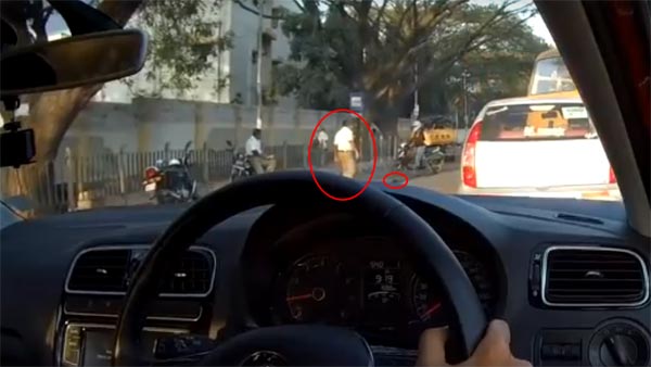 రైడర్ మీదకు చెప్పు విసిరిన ట్రాఫిక్ పోలీస్