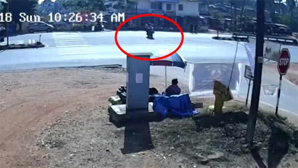 బజాజ్ పల్సర్ బైకును ఢీకొన్న టయోటా ఇన్నోవా