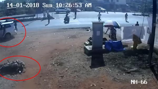 బజాజ్ పల్సర్ బైకును ఢీకొన్న టయోటా ఇన్నోవా